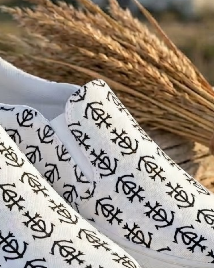 Tennis en toile "Abrivado" Blanc motifs Croix de Camargue